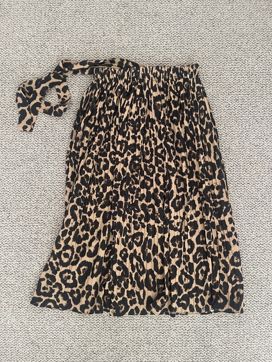 Alice Blue Dresses & Skirts - Cheetah print midi skirt